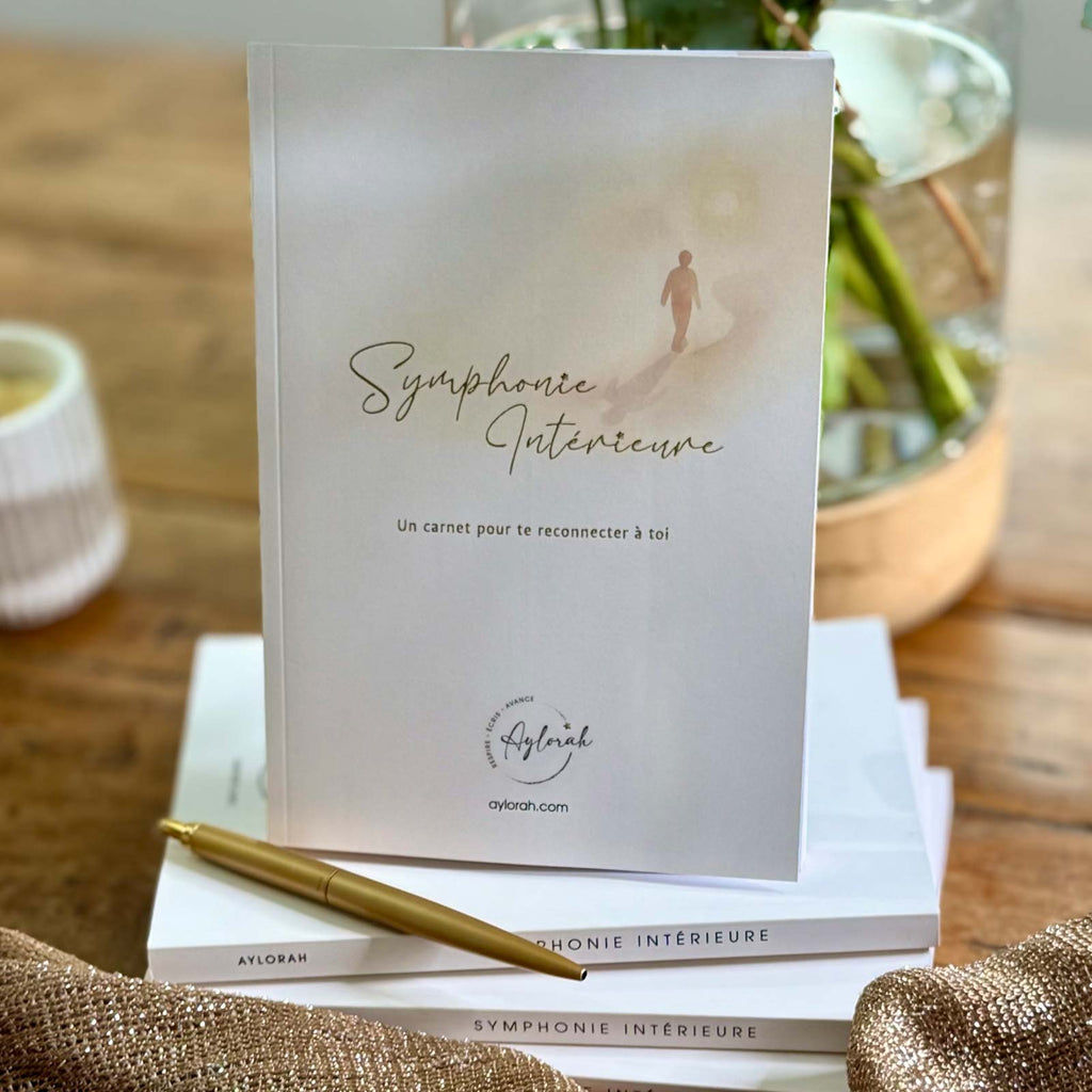 Carnet Symphonie Intérieure – photo lifestyle, table en bois