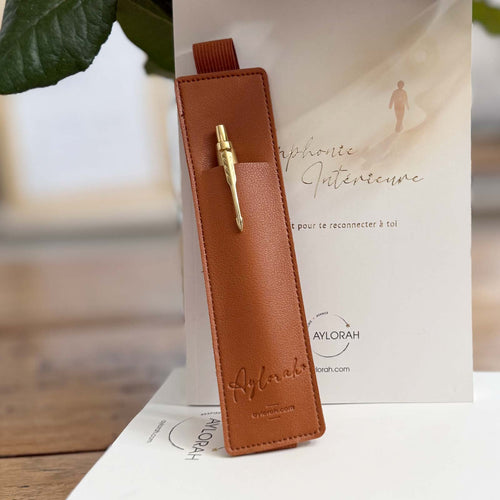 Porte-stylo cuir camel du Rituel Nomade posé debout sur une table.