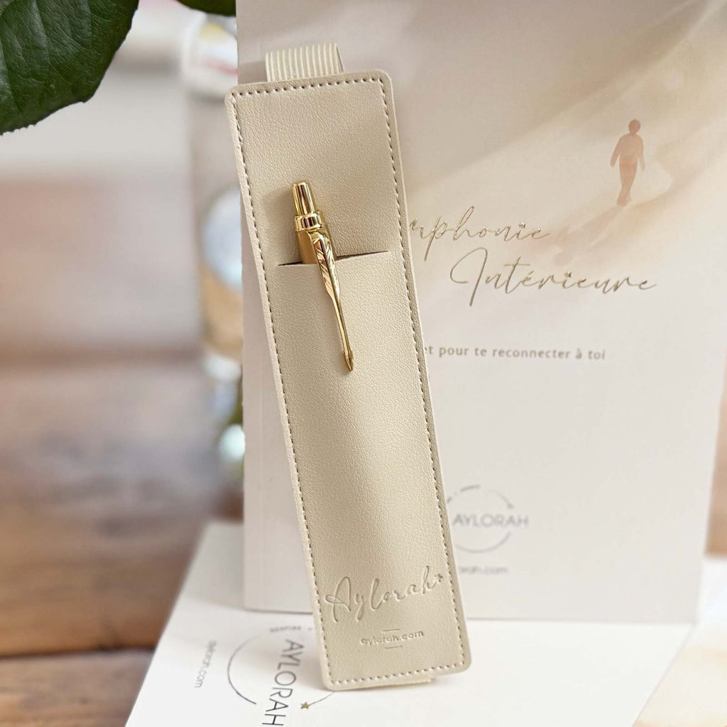 Porte-stylo cuir beige du Rituel Nomade posé debout sur une table.